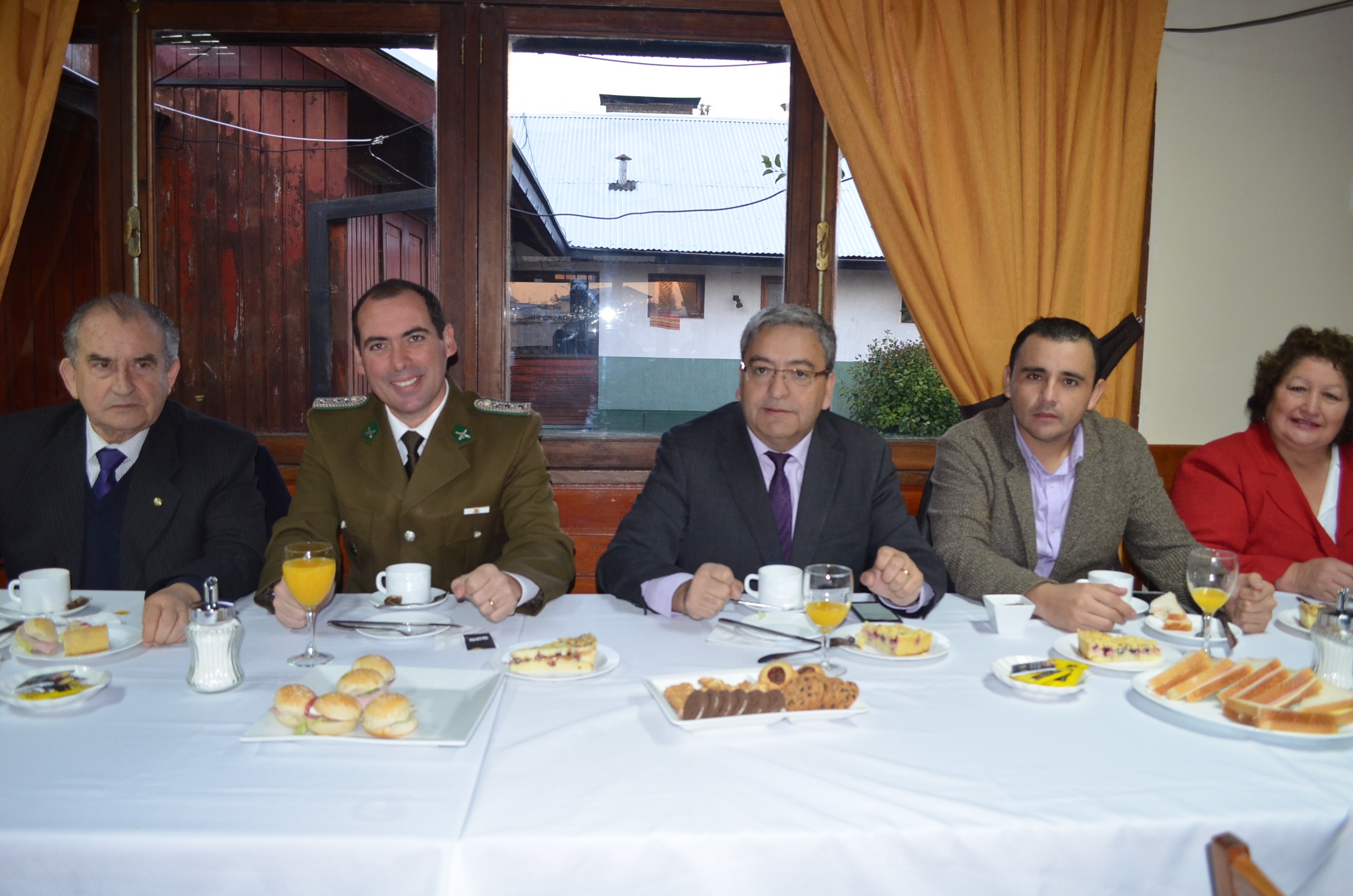 Alcalde de Frutillar y concejales saluda a Carabineros