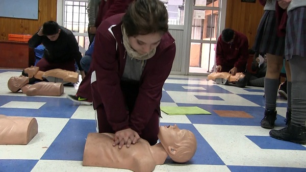PROFESORES Y ALUMNOS APRENDIERON TÉCNICAS DE RESPIRACIÓN CARDIO PULMONAR