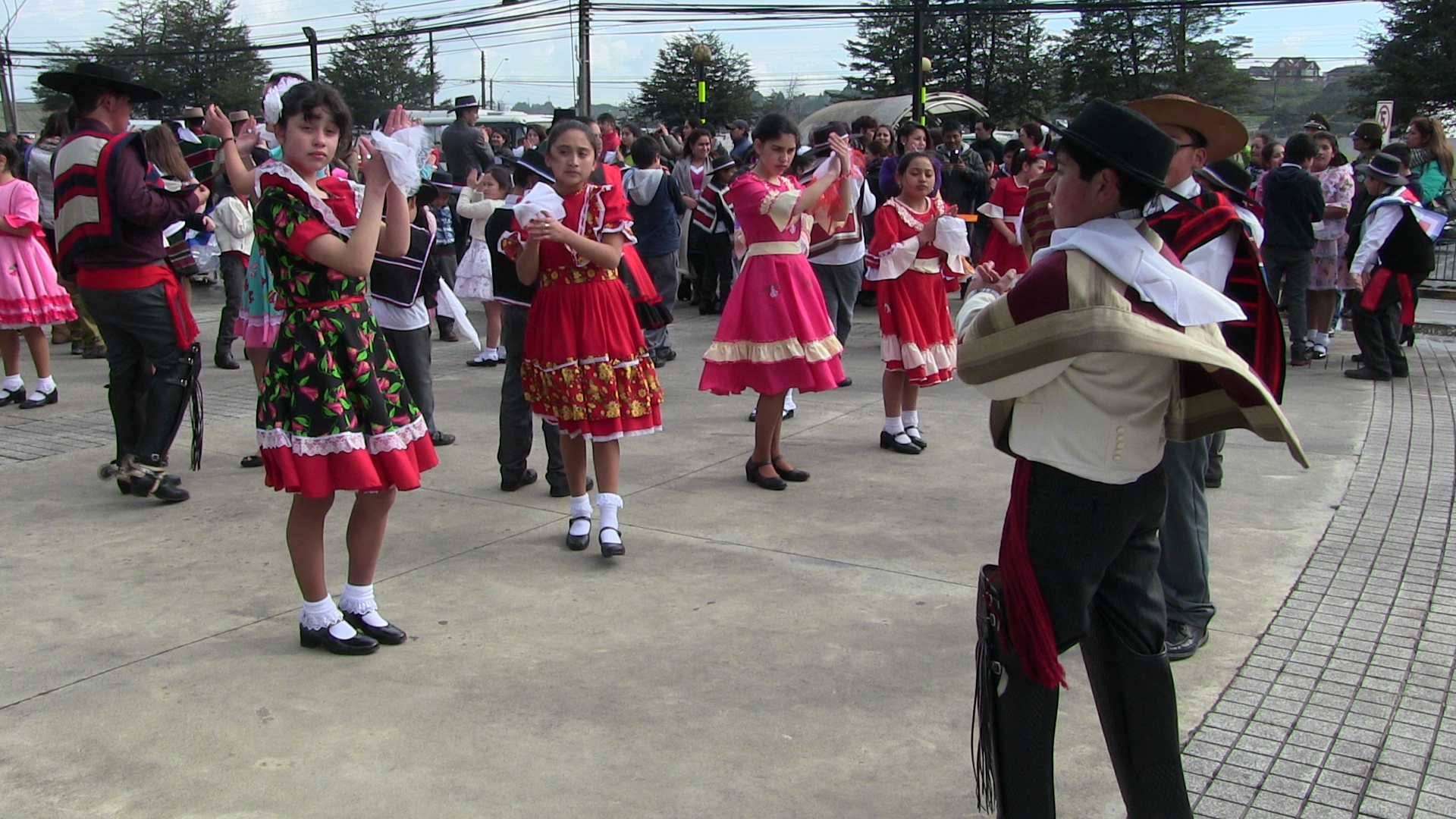 ESCOLARES BAILARON CUECA EN UNA NUEVA VERSIÓN DE “MIL PAÑUELOS AL VIENTO