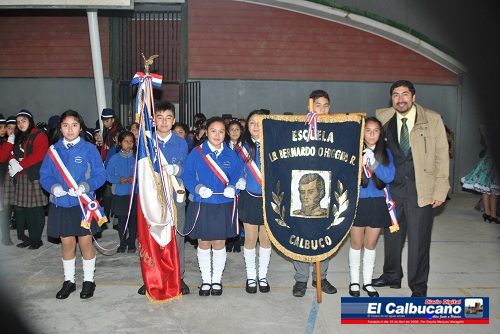 Con desfile comunidad educativa conmemoró aniversario 415 de Calbuco