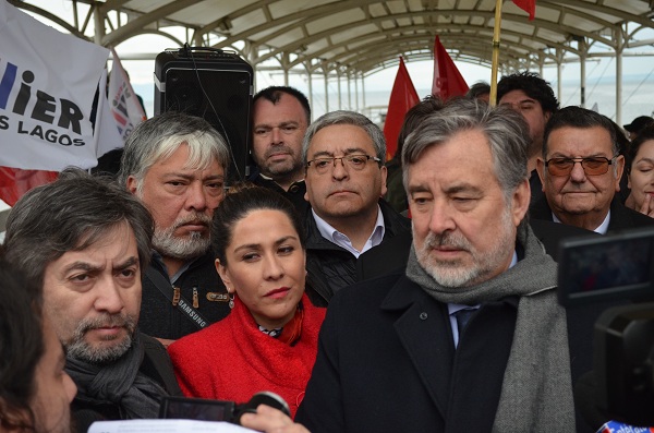 Alejandro Guillier, se reunió con sus partidarios en el muelle de Puerto Montt.