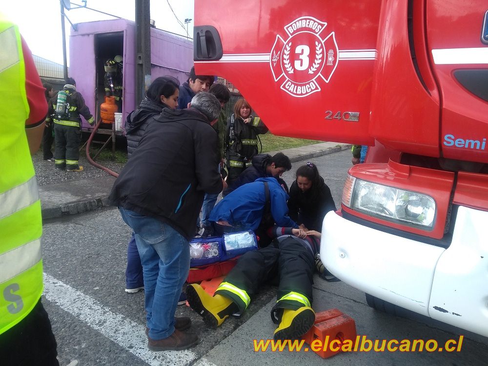 Bombero Calbucano, resultó con lesiones tras caída de Carro.