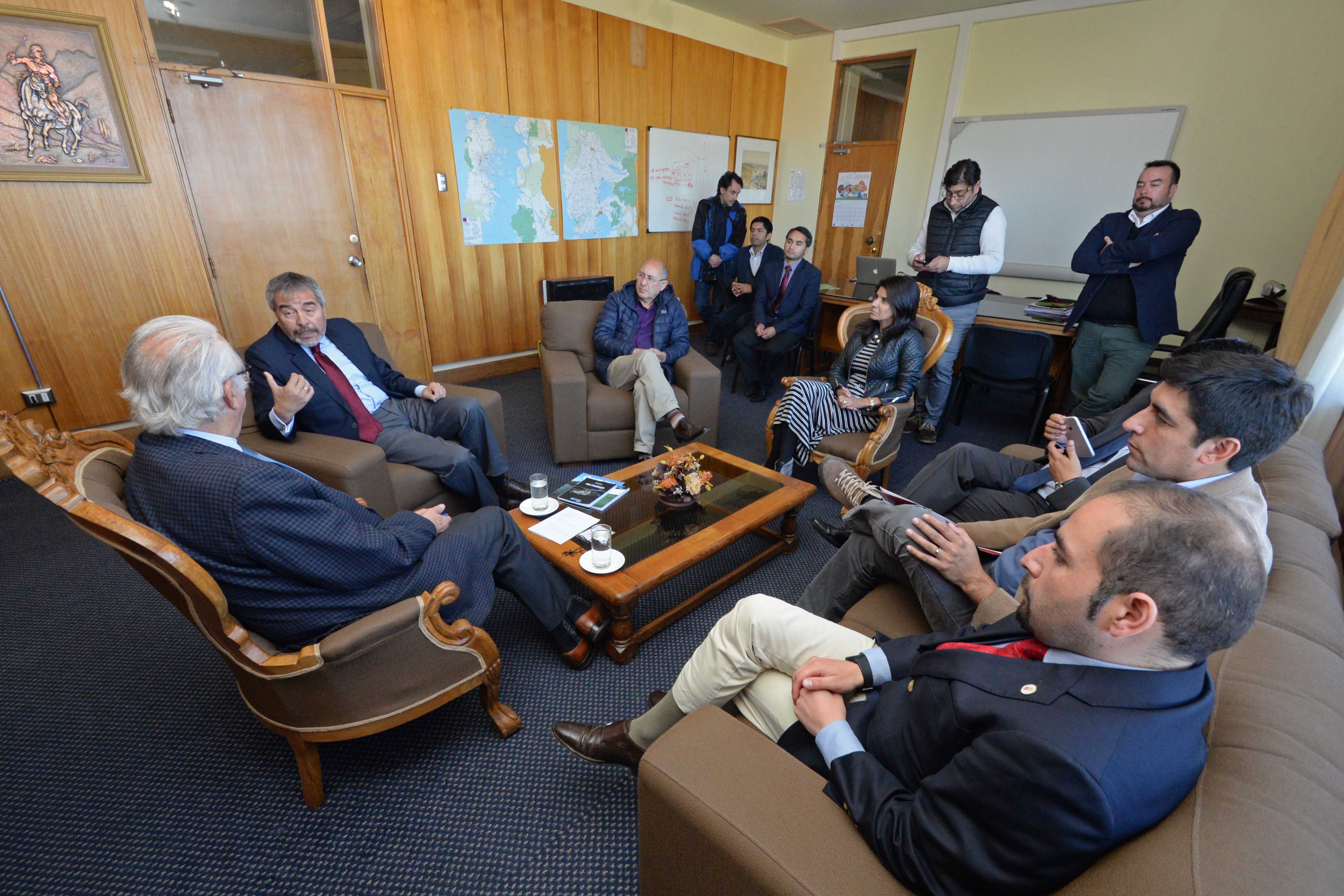 Diputado Gabriel Asencio junto a grupo de alcaldes de la región piden a Intendente Jürgensen