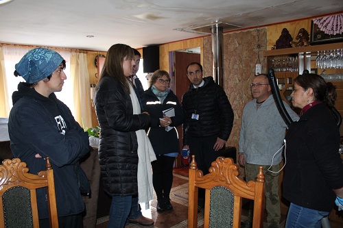Gobernadora de Llanquihue y Alcalde de Puerto Montt visitaron familias de Alerce afectadas por el Tornado