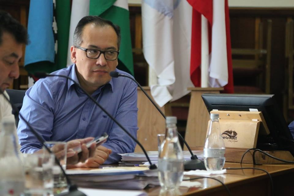 Concejal de Puerto Montt solicita a fiscalía nacional económica investigar alza de tarifas de locomoción colectiva.