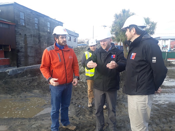 Autoridades constatan avances de las obras de mejoramiento de la costanera de Ancud.