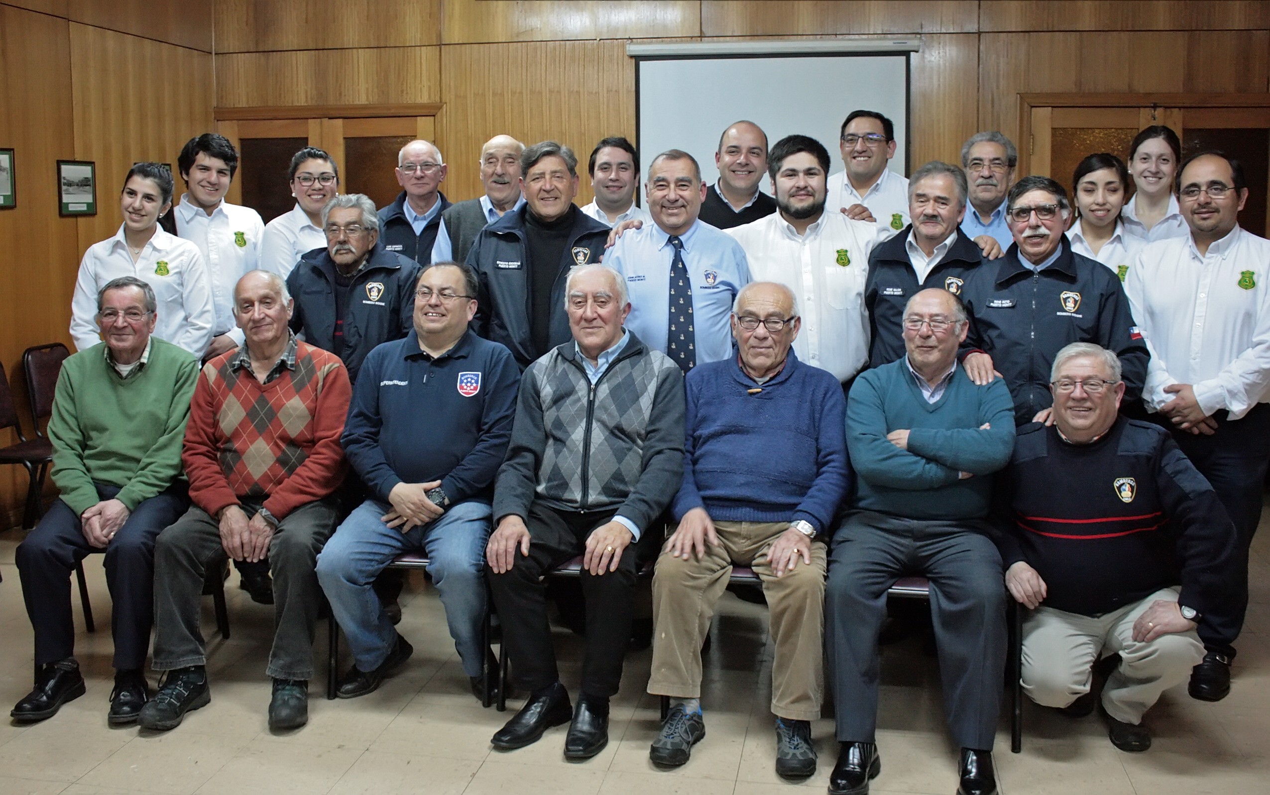 Bomberos Insignes de Puerto Montt se reúnen con coordinador de regional Senama