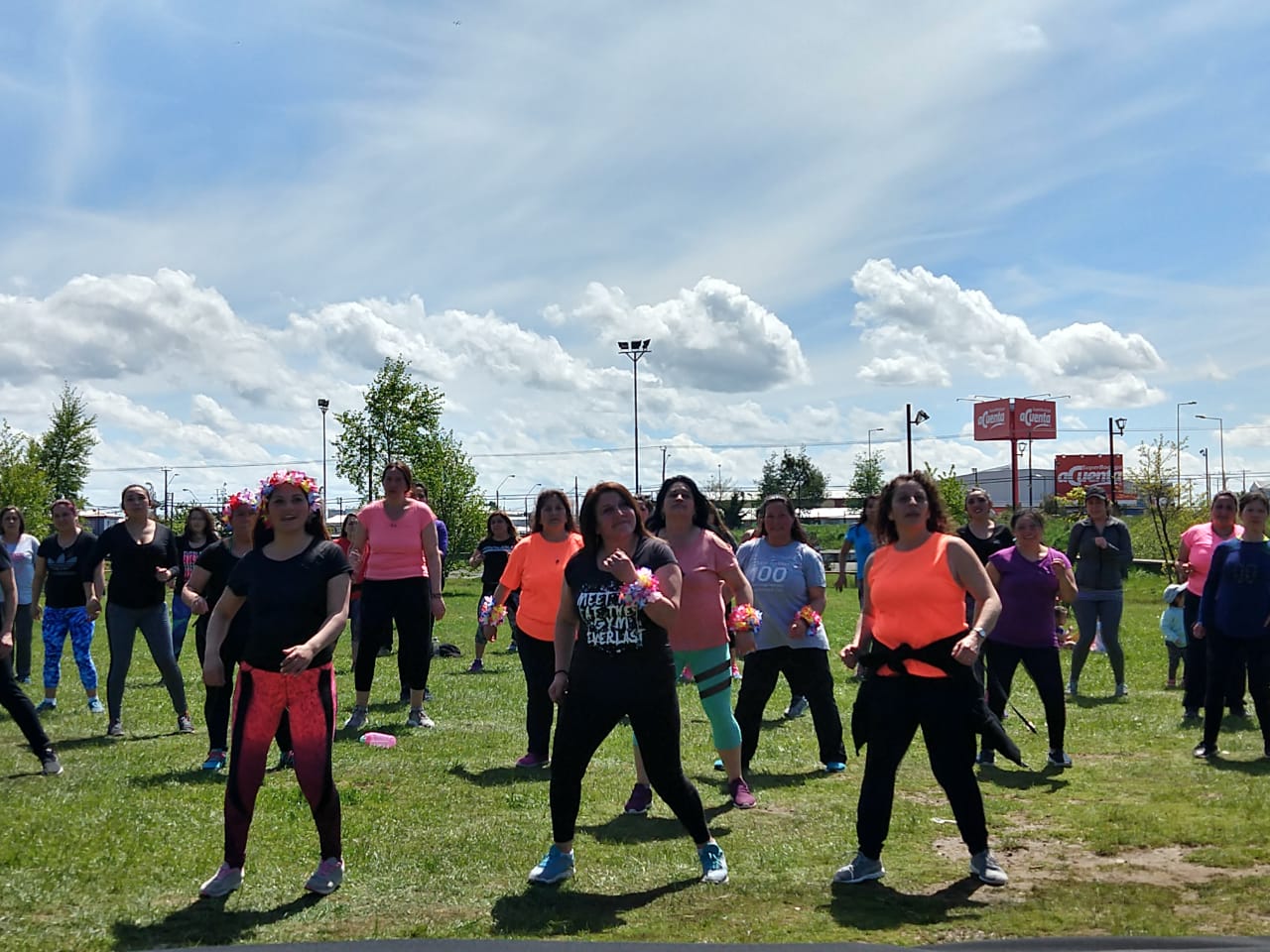 Mujeres del sector Parque Mirasol de Puerto Montt disfrutaron con un taller de zumba al aire libre