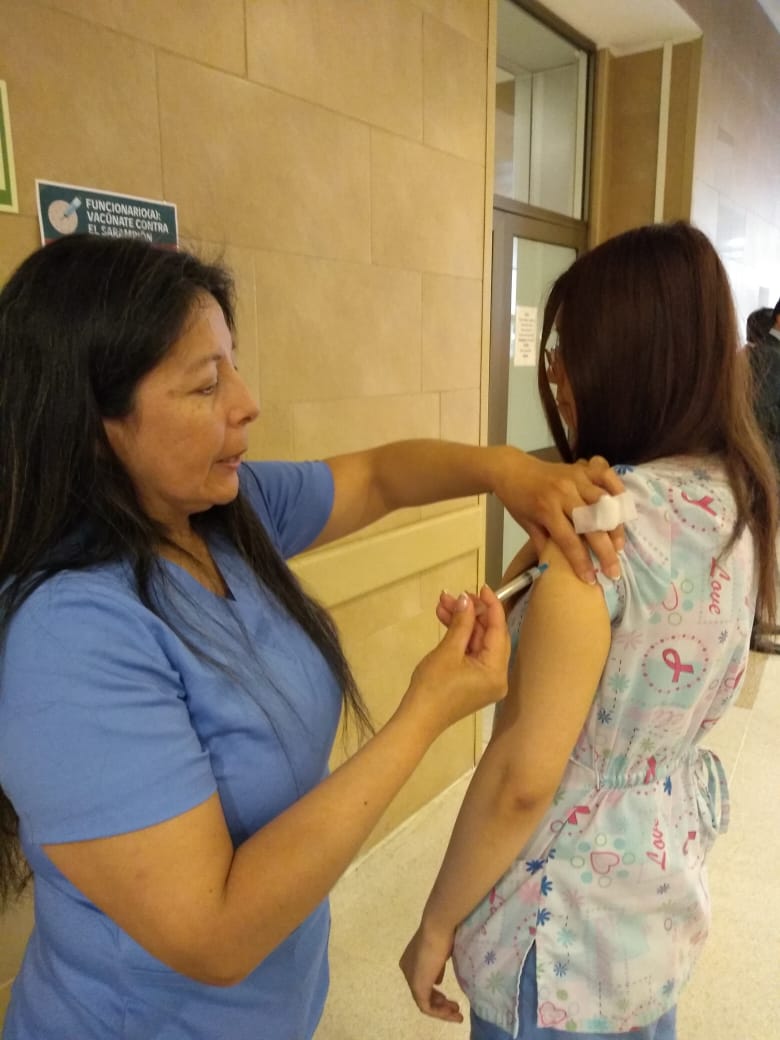 Funcionarios y alumnos internos del HPM también son vacunados contra el sarampión