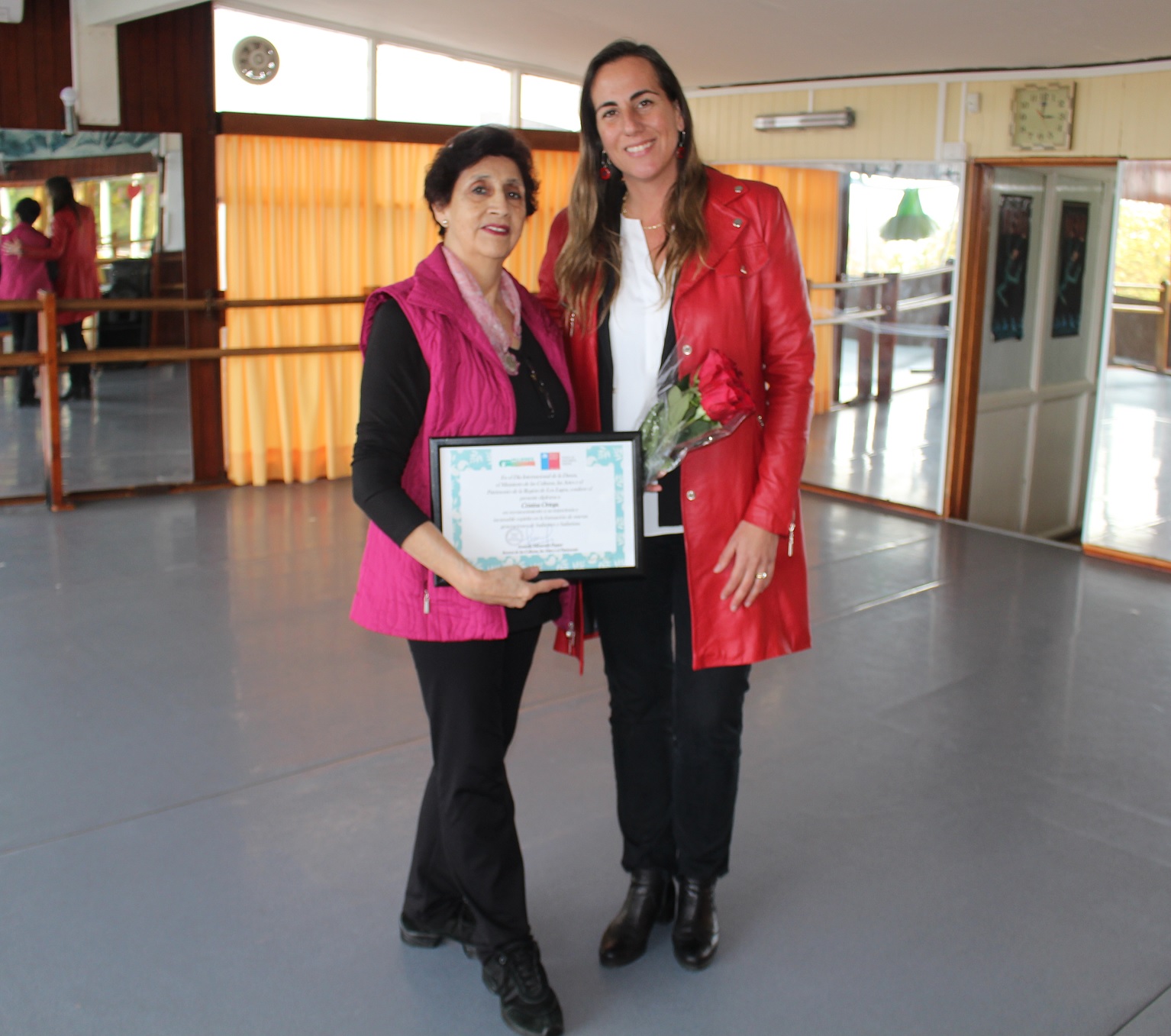 Seremi de las Culturas entrega el reconocimiento Mujer Creadora.