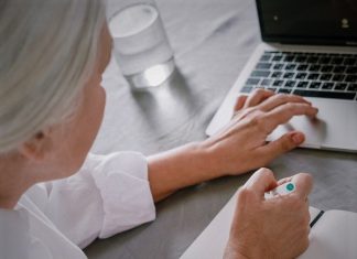 Se invita a adultos mayores a participar en curso digital